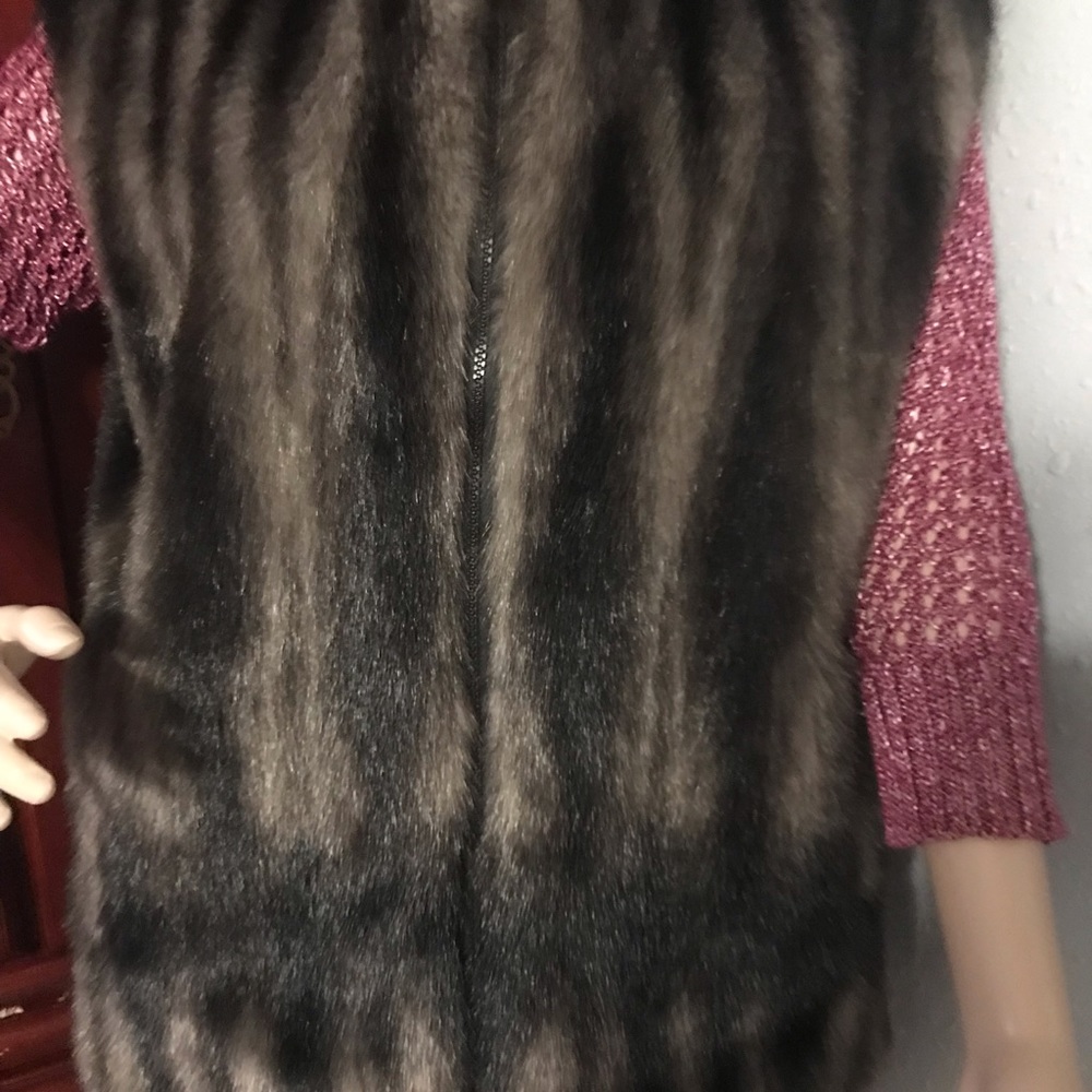 Gorgeous Fur Vest In Excellent Condition. - Picture 2 of 7